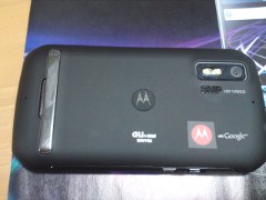 裏側。Mのマークがカッコイイのでカバーかけないほうがモテそう