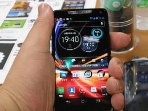 RAZR Mを手に持ったところ