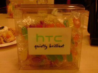 おみやげのゼリービーンズ。HTC J Butterflyと同じ重さ