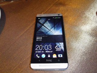 本体正面上下にスピーカーがあります