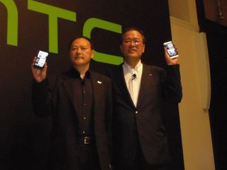 auの田中社長とHTCのピーターCEO