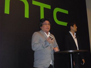西田宗千佳氏とHTCの伊藤氏によるプレゼン