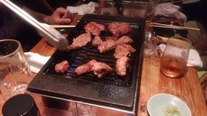 焼かれている肉（フラッシュあり）