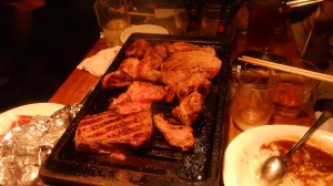焼かれている肉（フラッシュなし）